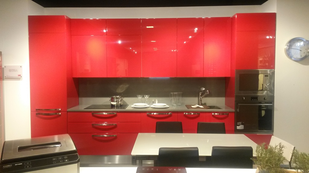 veneta Cucine modello extra laccato lucido rosso con maniglia 