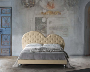 letto matrimoniale a cuore beige