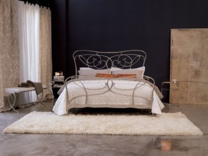 letto cuore in ferro battuto con particolare colorati