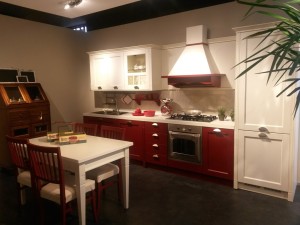 veneta cucine modello Gretha finitura rosso tulipano bianco artico