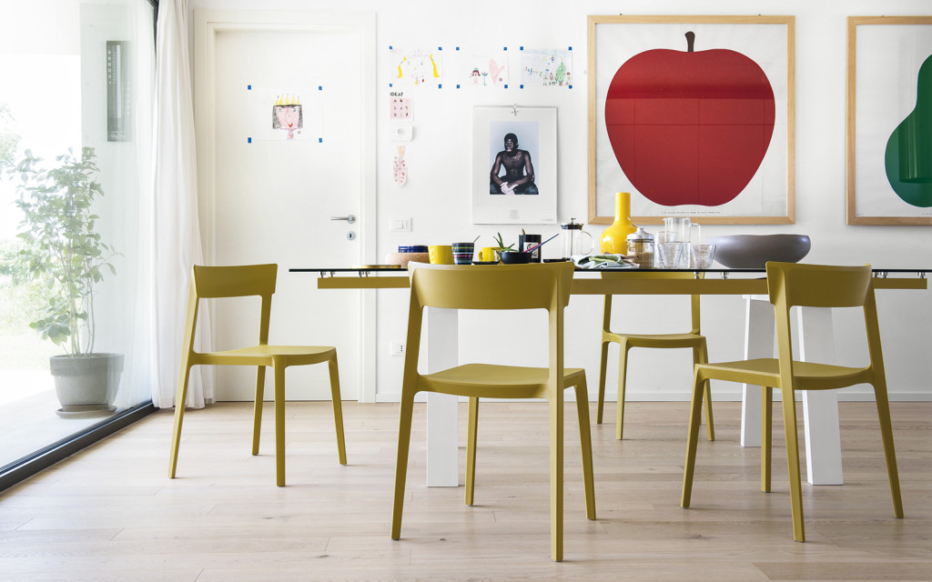 Calligaris : Tavolo modello levante, sedie modello Skin, vaso modello Evan, lampada modello Andromeda 