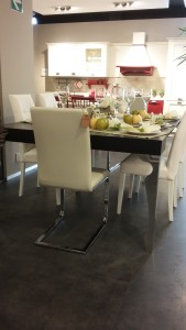 sedia Kant ecopelle con gambe cromo