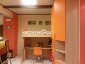 cameretta angolare rosaa e arancio