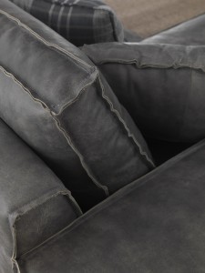 divano in pelle grigio lavorazione artigianale taglio a vivo