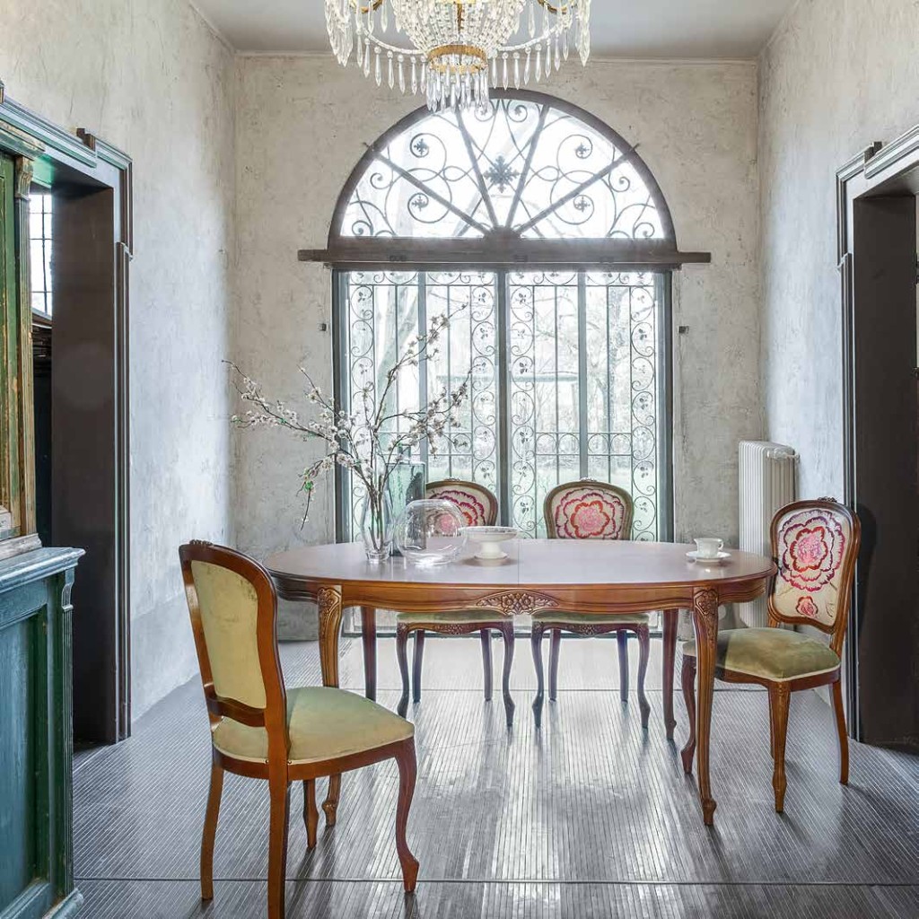 Tavolo stile classico, ovale in noce canaletto, modello Dorado di Tonin Casa Tavolo ovale in noce stile classico