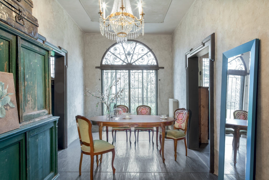Tavolo stile classico modello Dorado di Tonin Casa Tavolo ovale in noce stile classico