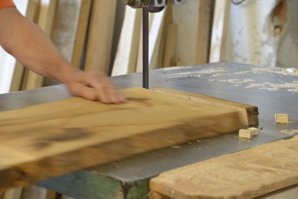 lavorazione tavolo da falegname LAVORAZIONE DEL LEGNO MASSELLO