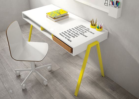 Scrittoio per bambino con superficie scrivibile con pennarelli ad acqua e disponibile in diversi colori.