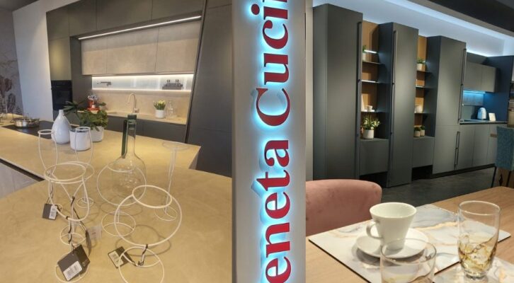 Veneta Cucine Sakura: il colore incontra l'eleganza